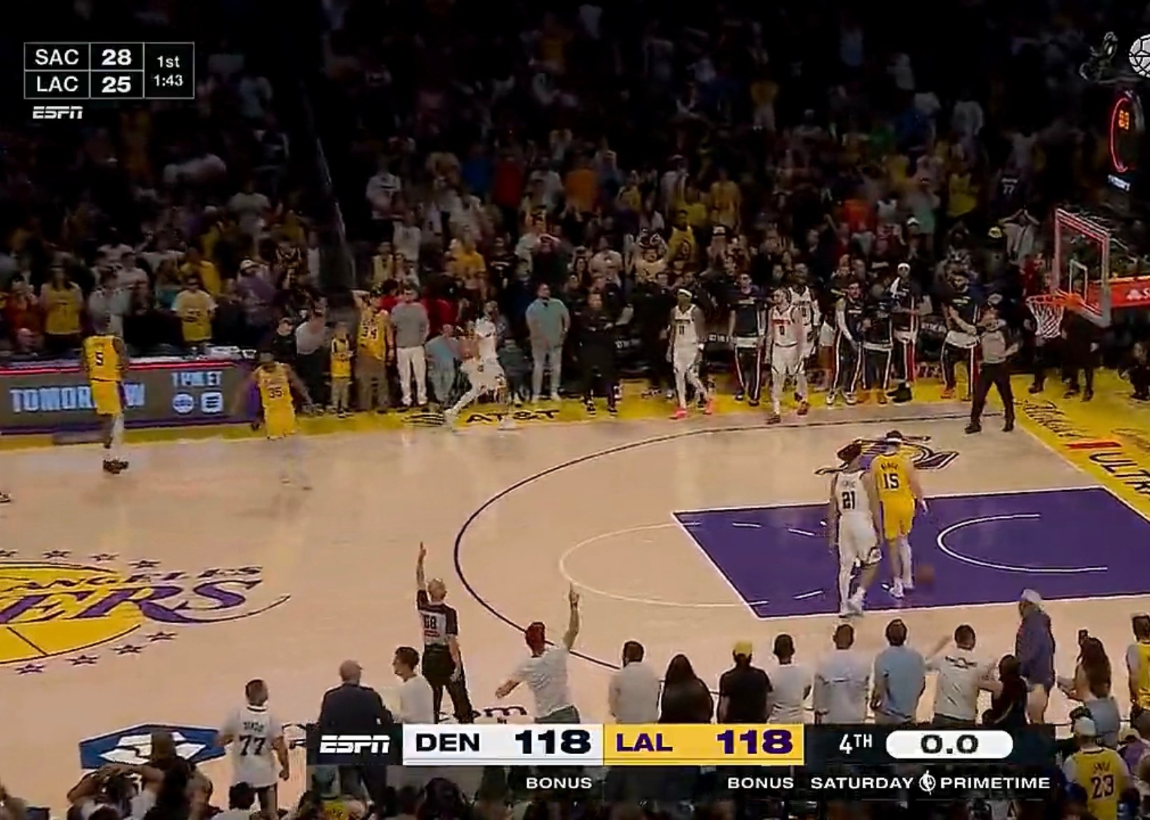 里夫斯绝了，故意罚球不进自己拿到篮板打进2分，打平了！！！无敌了这个球！！！ 