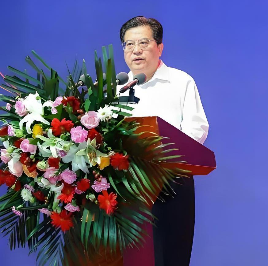 朋友在湖北省农业事业中心上班，说起他们部门的老姜很有威严，厅里厅气的。平常梳着大