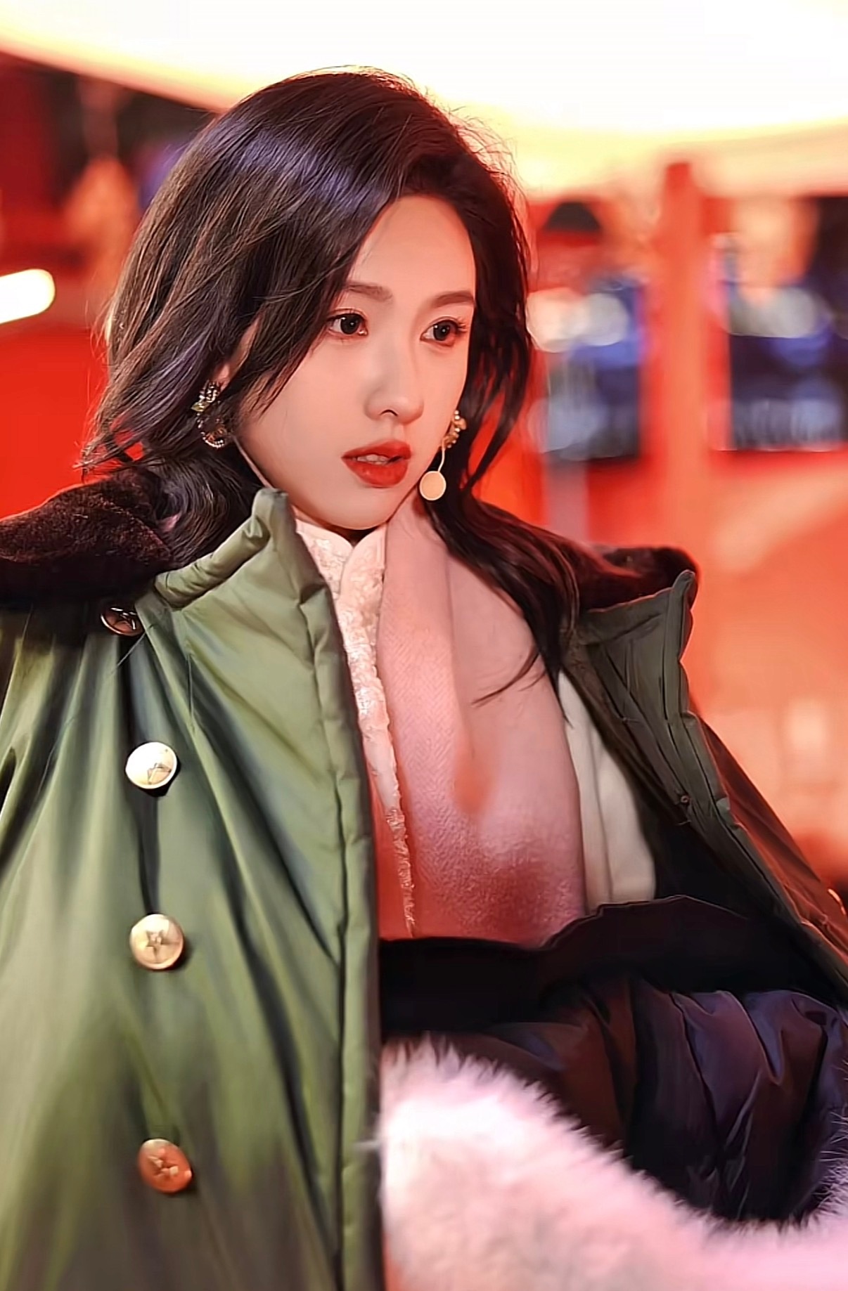 陈都灵 可是我宝宝连穿军大衣都这么美，这还是央视直拍，陈都灵完全建模脸来的，李璇