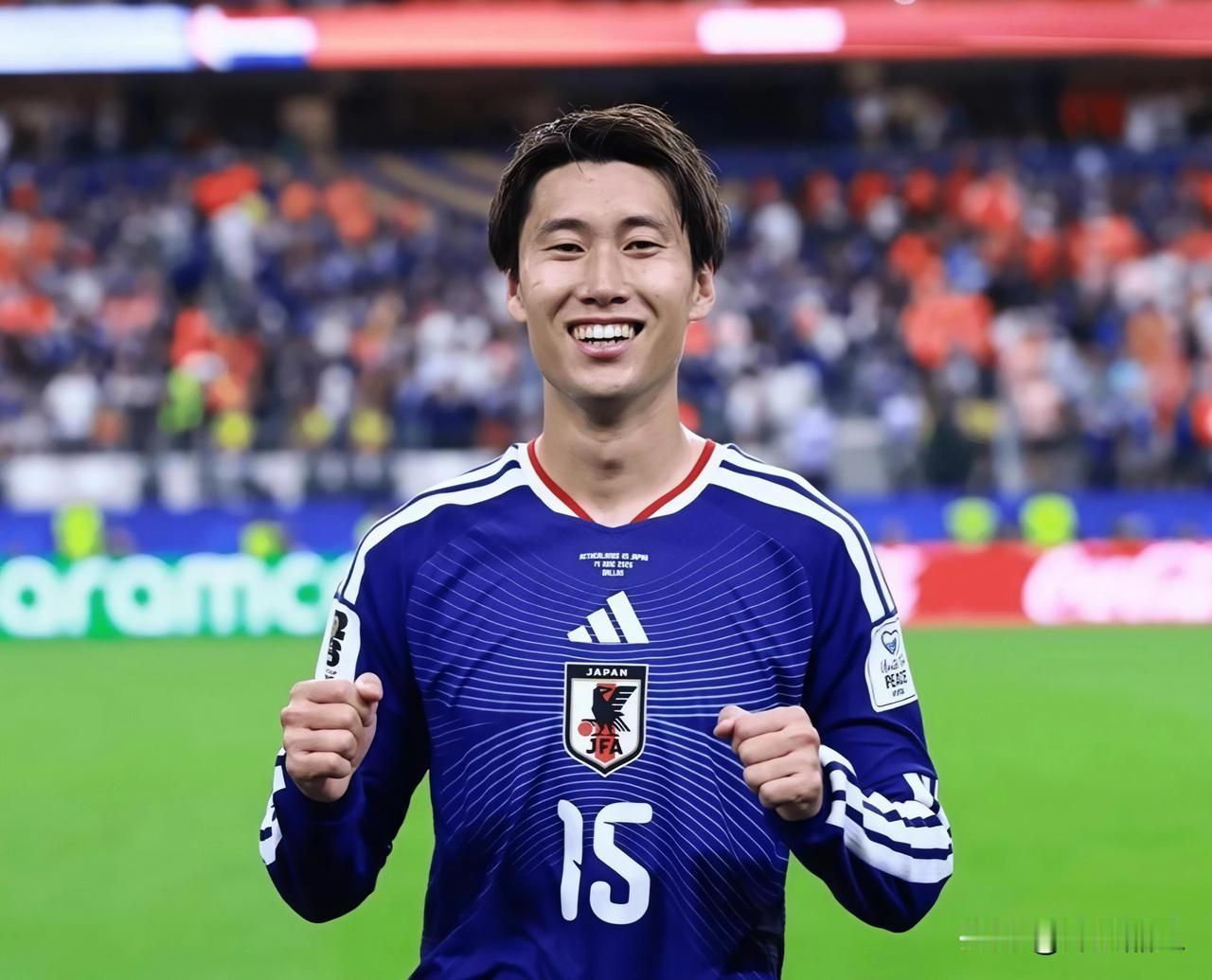 镰田大地真是福将！
第一场比赛日本队对阵荷兰第89分钟，镰田大地被队友的头球击中