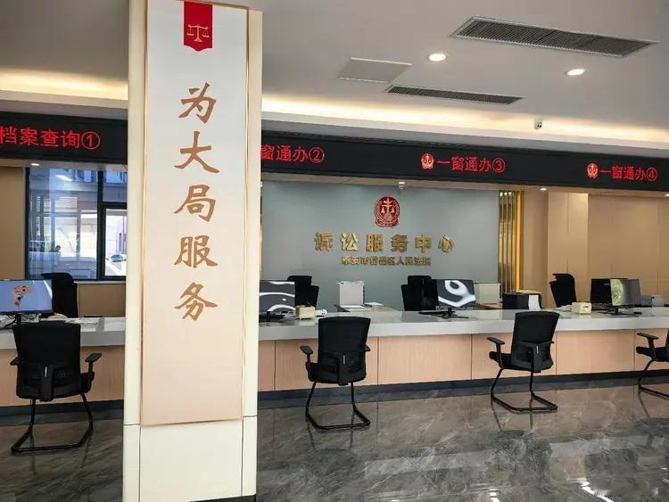 山东泰安岱岳区法院办案大厅里的“为大局服务”赫然在目。