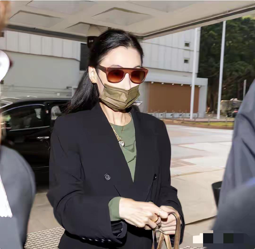 一切都明了了
当初张柏芝为什么会中途退出《一路繁花》了，原来是她的官司要开庭了，