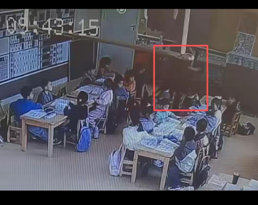 太原幼儿园老师多次殴打幼童，手握刀状物推搡捏脸，这哪是老师，分明是孩子童年的噩梦