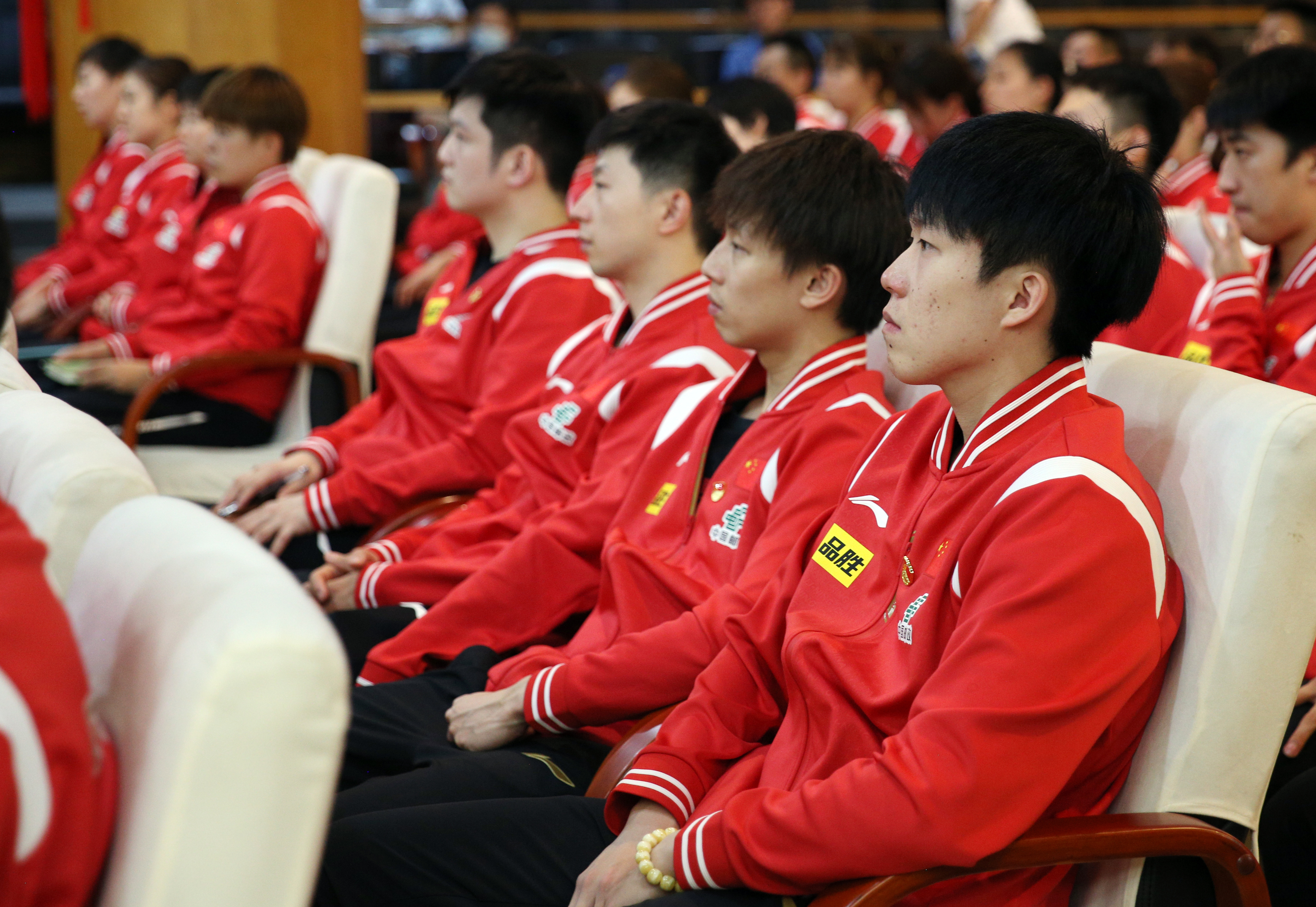 【#国乒开展当粉丝遇见偶像专题培训# 呼吁球迷理性】正在北京训练备战的中国乒乓球