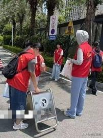 取消物业交由社区接管，这条路可行吗？
        我认为可行。我们小区换了两