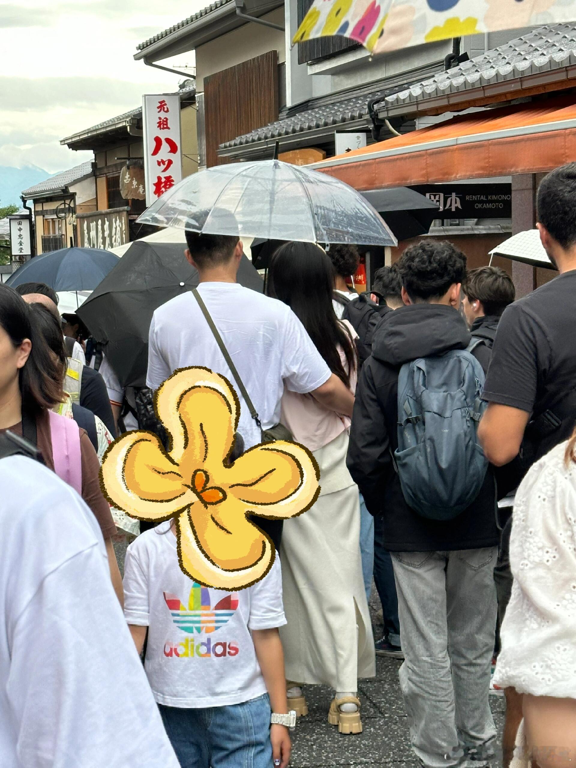 #乔欣与男子同游日本##乔欣与男子搂腰逛街# 网友偶遇乔欣与男子同游日本，两人搂