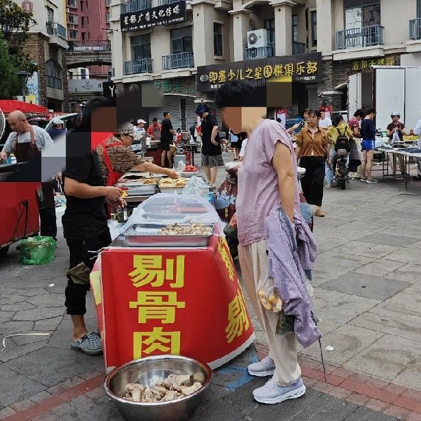 这样的剔骨肉你会买吗？
在早市上看到有一卖新鲜剔骨肉的摊位，围拢了好多人前去购买