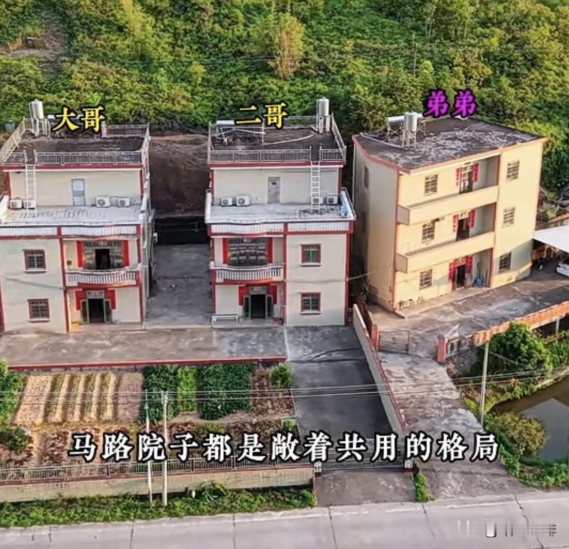 房子🏠都建好好几年了，
马路院子都是敞着共用的格局，
可今年弟媳突然在中间砌起