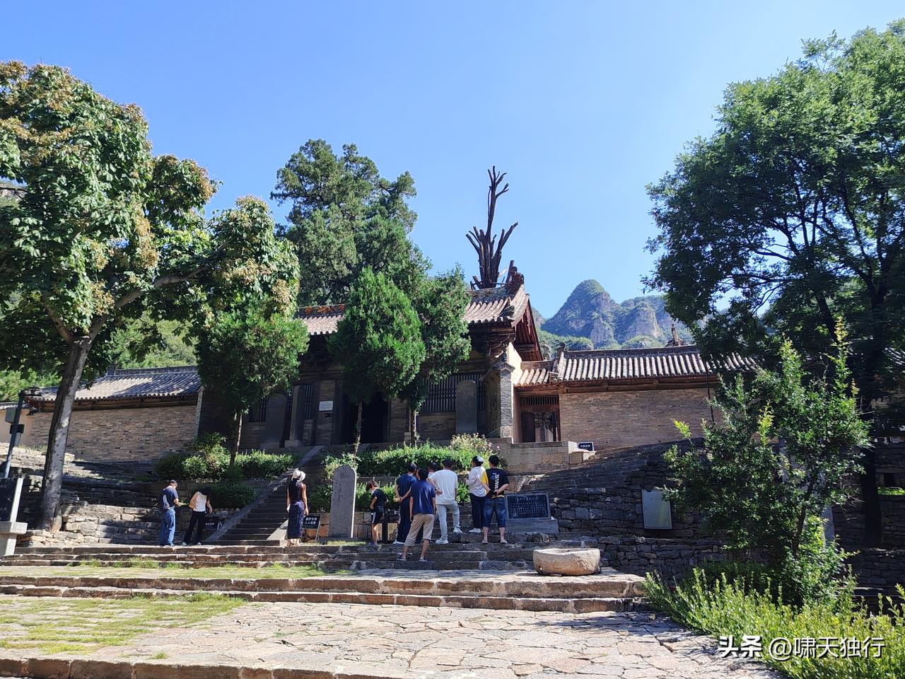 深山藏古寺，这话对于龙门寺再贴切不过了，而且它还必须是名刹。

从涉县县城出来没