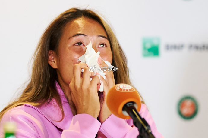🇨🇳郑钦文在法网第一轮失利后接受媒体采访时泪流满面：“这对我来说是一场非常艰