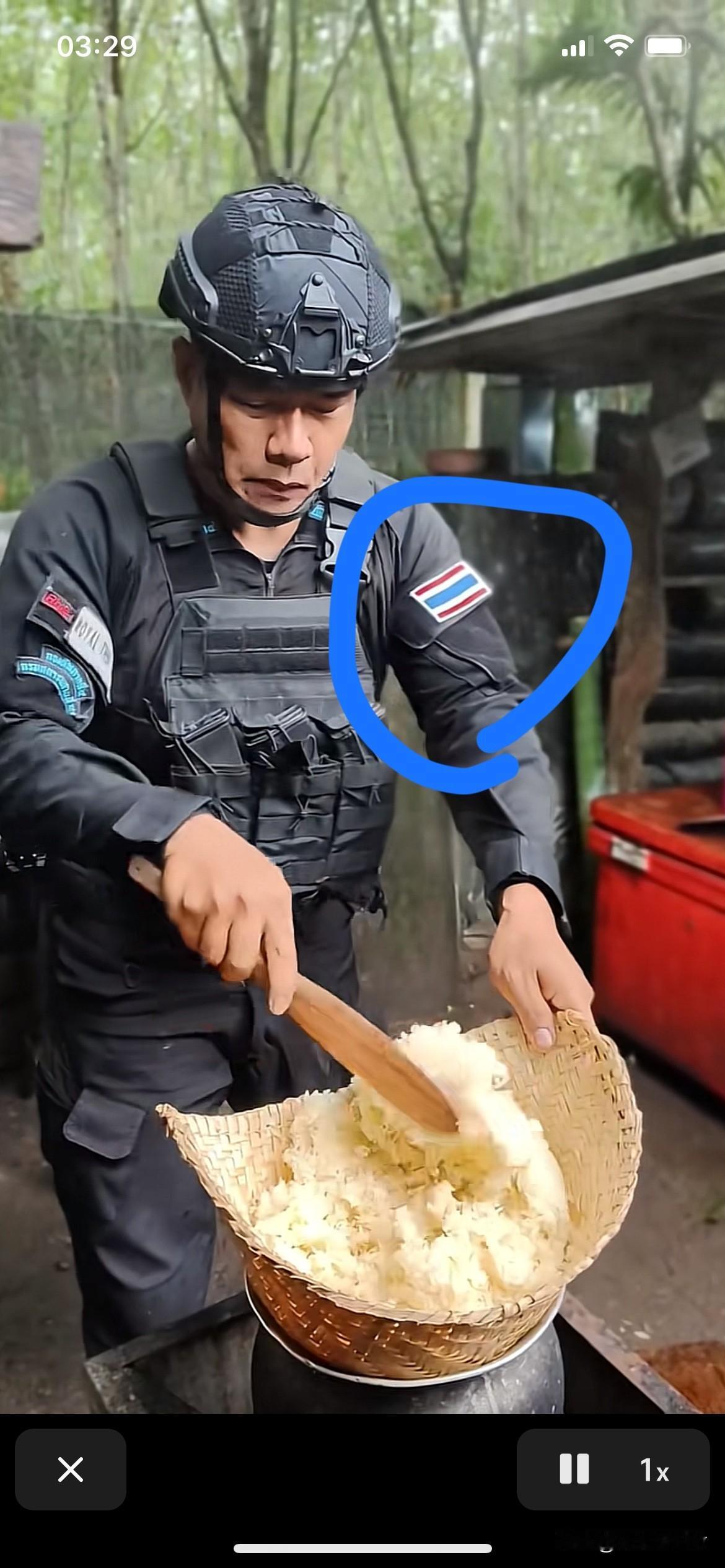 泰国军人在做糯米饭。一个锅。锅里是开水，锅上放一个草编的兜。兜里是糯米。煮一段时