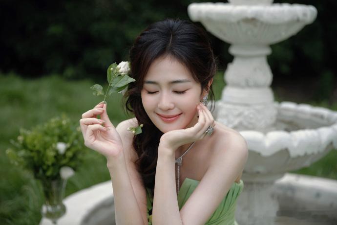 白鹿叶璃限定皮肤上线 白鹿解锁叶璃限定造型！绿裙衬得她气质清冽灵动，眉眼间的温婉