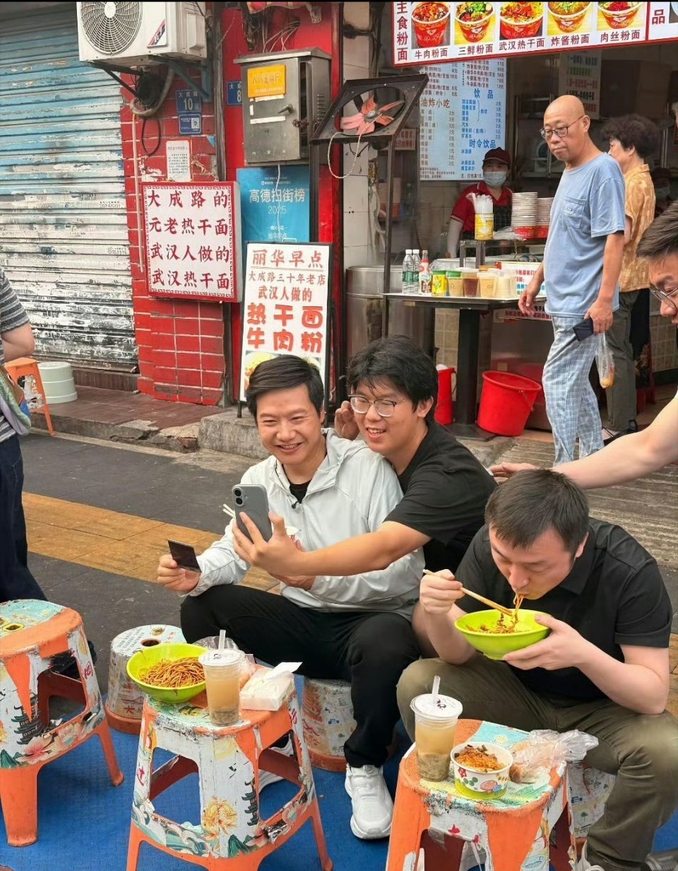 雷军真的随和、亲民，路边吃热干面过早，路人过来合影也很配合，一点架子都没有。 