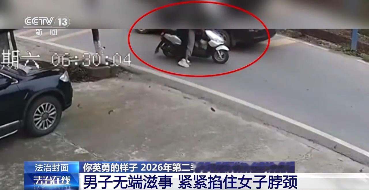 其中有一位湖南的老人，六十九岁了，在村子里遇着一个行凶的歹徒，正掐着女人的脖颈。