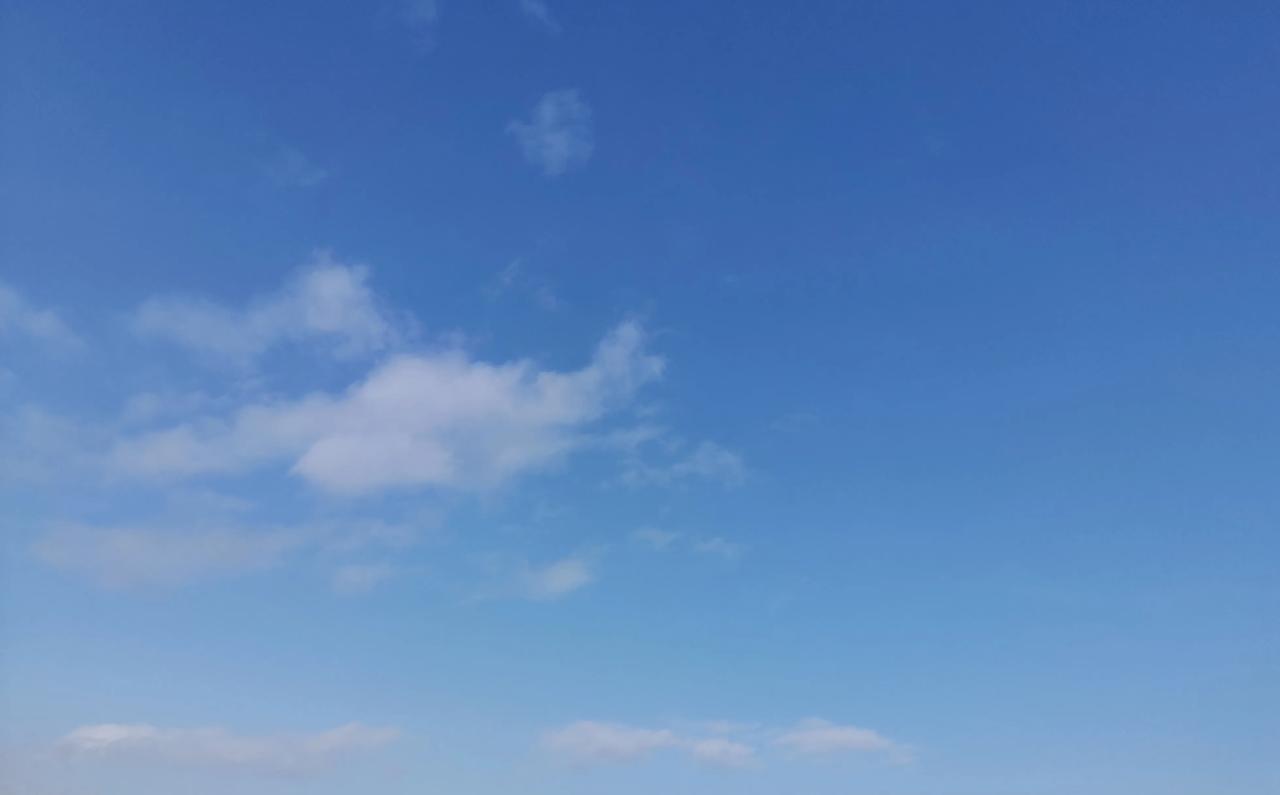 九点五十五分
天空放晴了
乌云都不见了
只见有一些白云在游荡
白云配蓝天
这才是