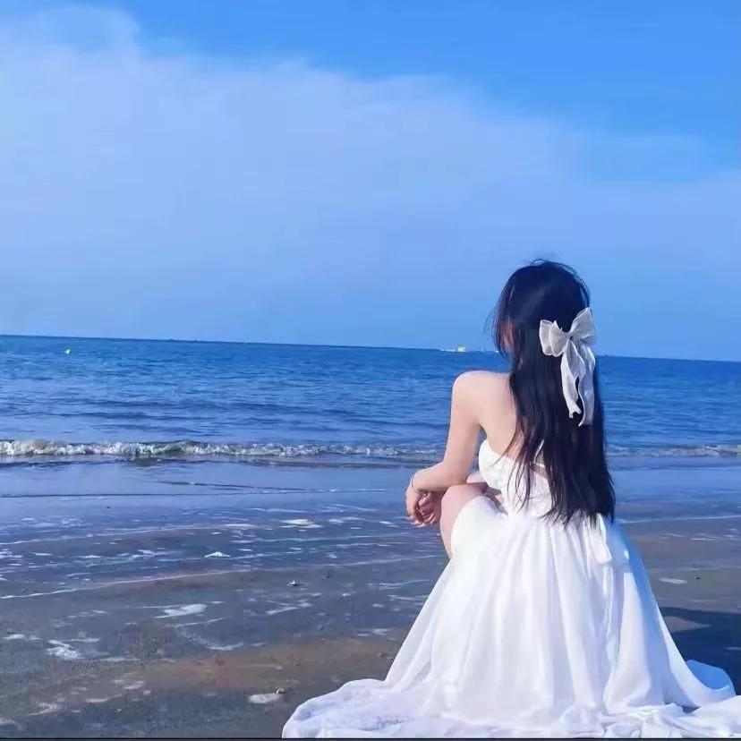 海边少女，静坐沉思，白裙飘飘，海风轻拂。