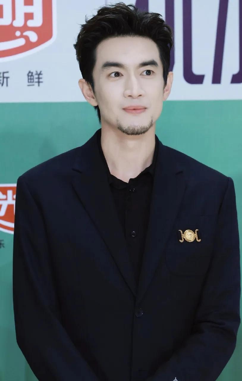 林更新留胡子看起来邋遢油腻，
谢霆锋留胡子怎么这么有男人味？