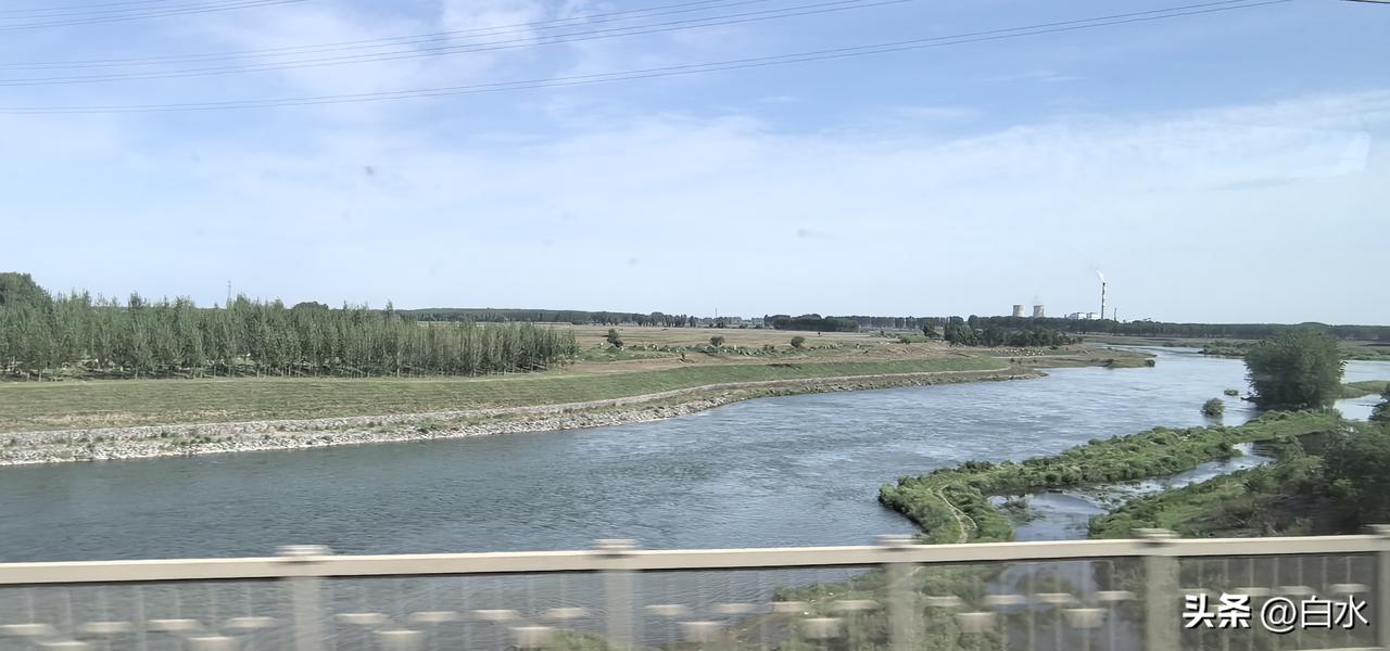 驰骋高铁揽山河，一路繁花醉流年
 
五月清风正好，搭乘一列飞驰的高铁奔赴远方，沿