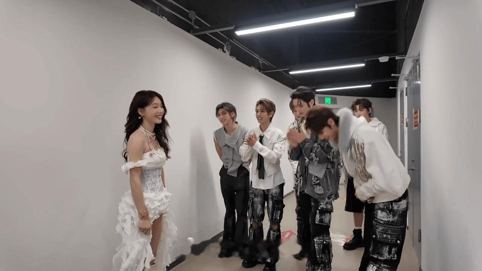 ADD好像得了火箭少女真传 从文化研究角度看，这一事件标志着内娱偶像生态的成熟。