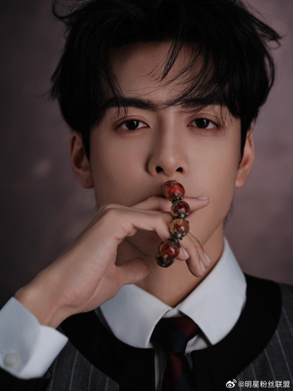 曾舜晞追剧团带着十二念佛珠 今日参加月鳞绮纪 追剧团活动还带上了法器佛珠！剧中武