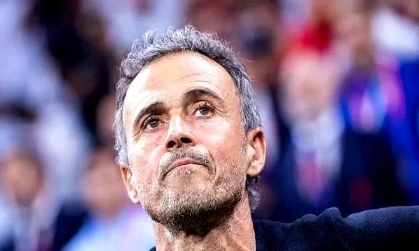 恩里克没去曼联，不是他不想赢，是他算清楚了账。
巴黎给他发工资，还给他买保险。