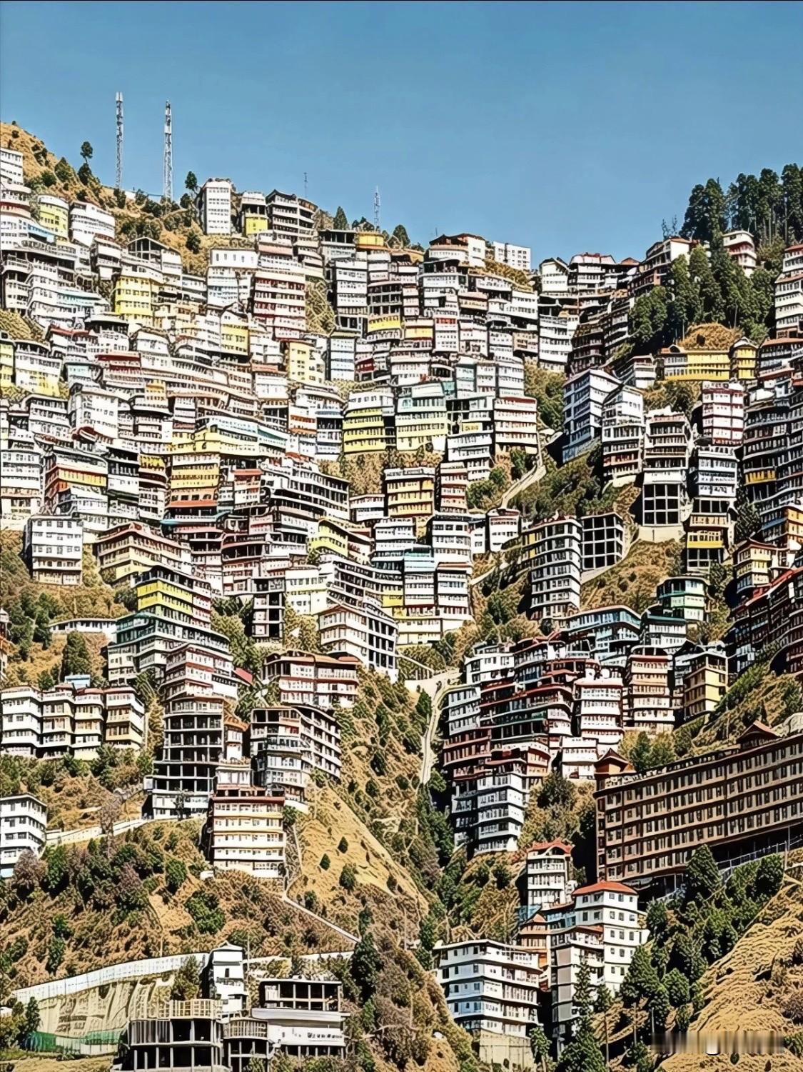 这张照片拍摄的是西姆拉（Shimla，旧称Simla），它曾作为英属印度的夏都长