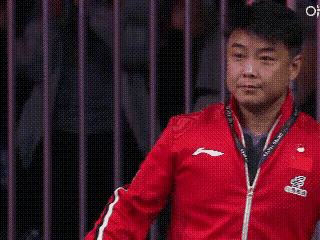 王皓这回算是解锁最省心岗位，混双简直是教练的快乐工位。
平时守男单、男双看台，王