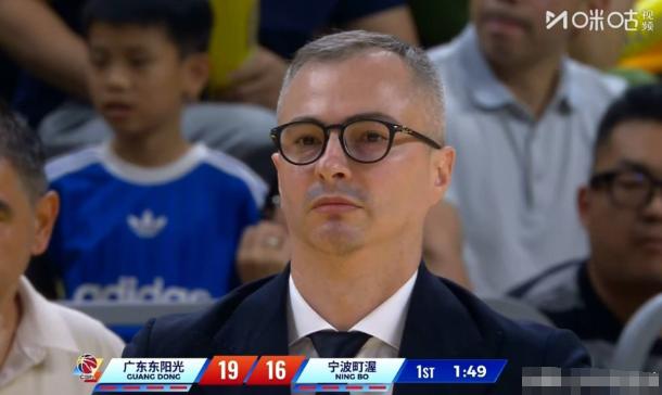 如果小陈总不想让广东宏远这面篮球大旗倒下，不想降级打NBL，我想应该很快会拨乱反