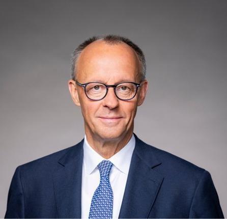 跟中国较劲救不了默茨，德国人已经开始赶人。德国总理默茨上台刚过一年，支持度已跌破