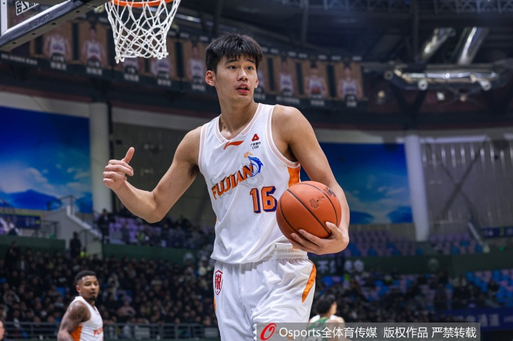 哑火！去年状元杨曦皓半场4中0颗粒无收 三分3中0