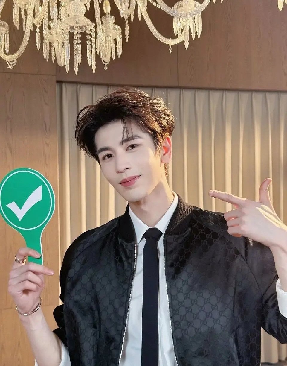 张凌赫是不是以后都要保持这个表情了 这样就会没有皱纹了 