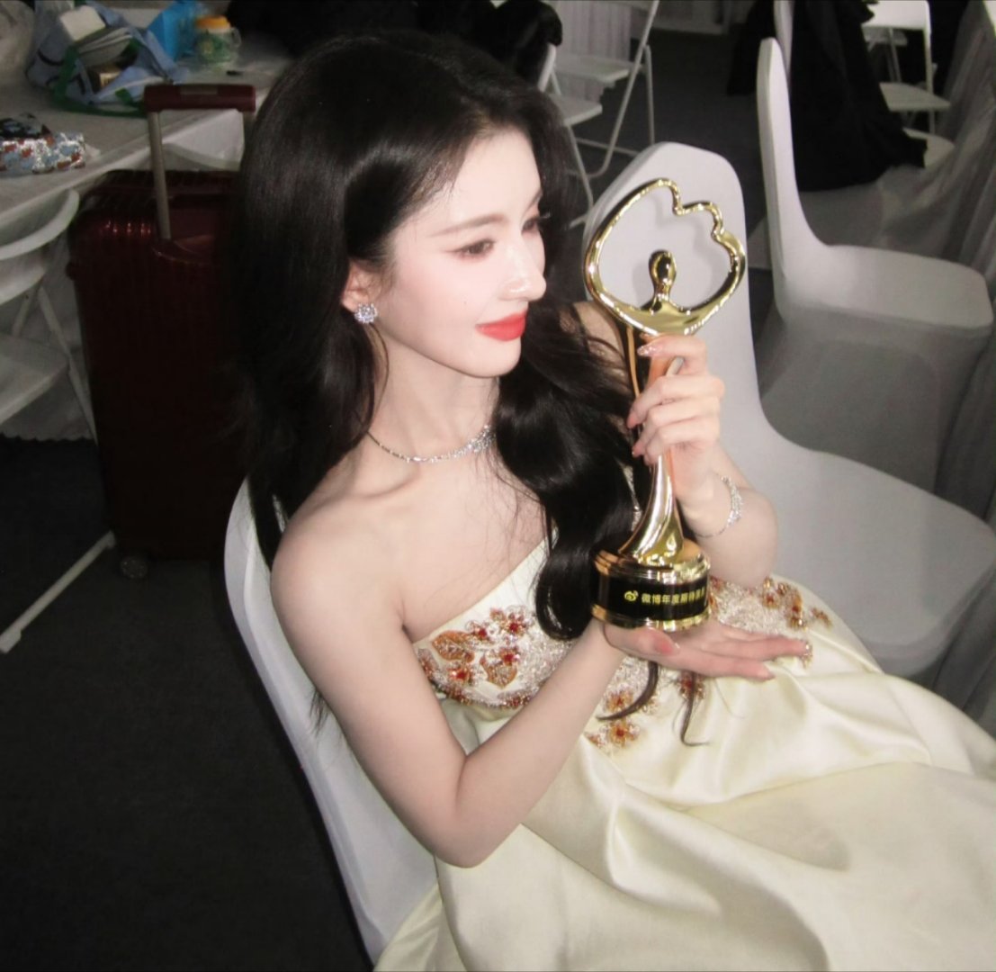 被刘些宁美晕… 宝宝恭喜你！！！这次妆造都很在线！