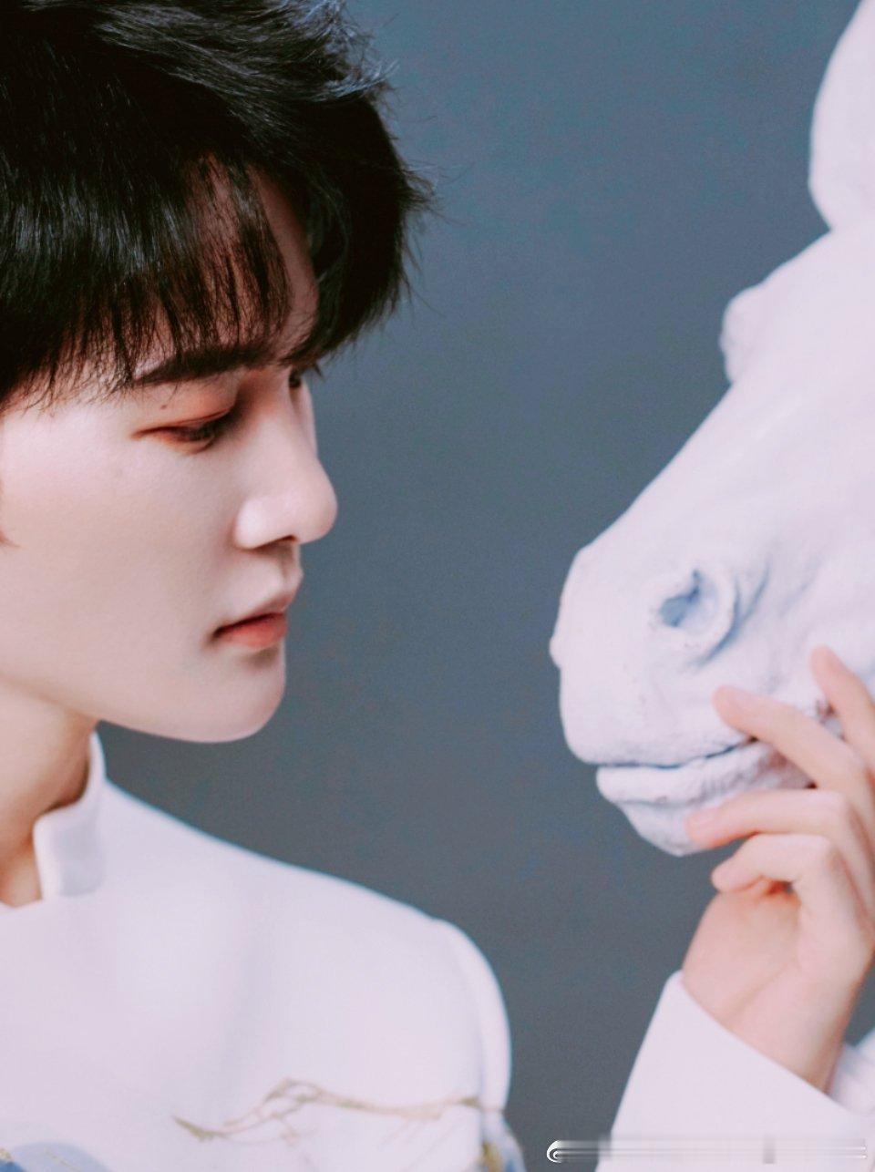 周深周深春晚唱吉量周深第5次上央视春晚 肿么办，现在觉得他看神马也好深情的样子