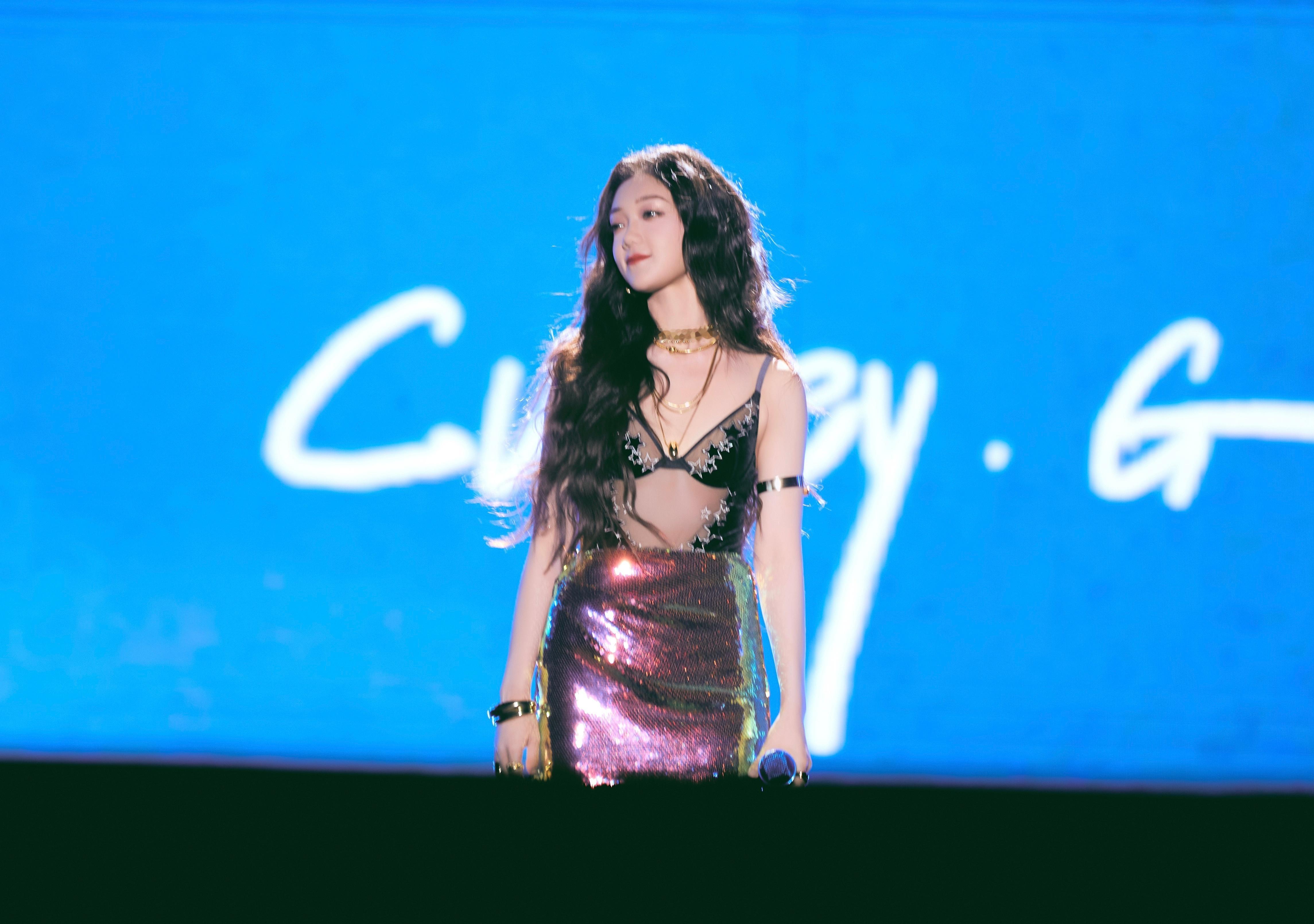 希林娜依高马年添个新装扮 在复制粘贴的时代，你是手写的诗