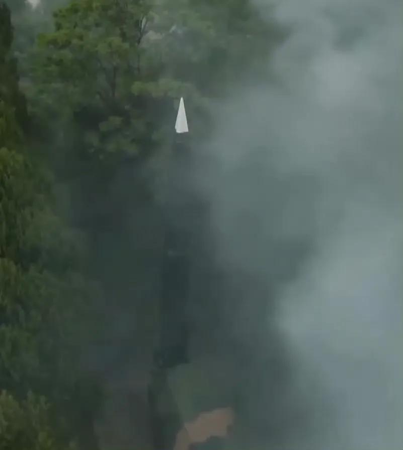 东风17高超弹发射，乘波体弹头看着就是爽，代表着威严与正义。论技术成熟度，还没有