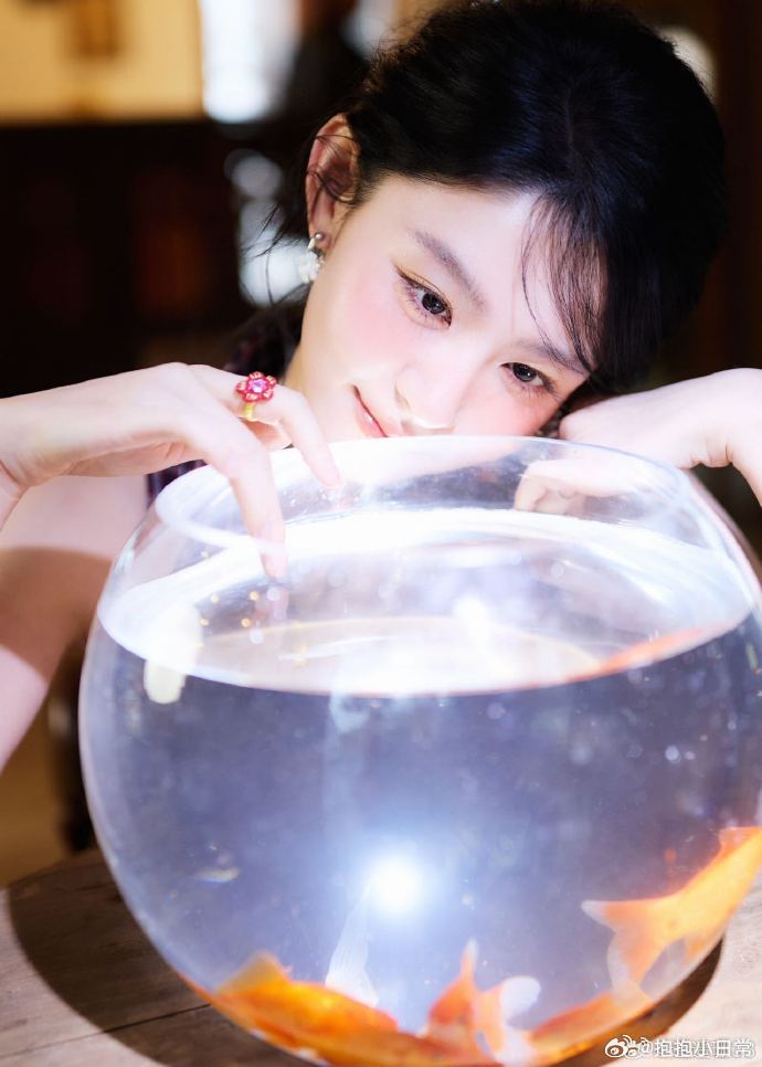 赵晴callback绛朱在金鱼缸洗脸 花絮看哭了，一遍遍重来就为呈现最好的效果，