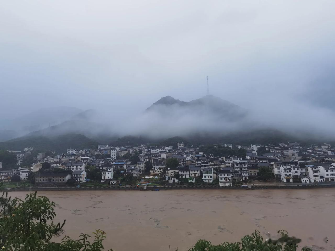 安徽黄山歙县新安江水量真大，江上全是漂浮物，渡轮应该是过不去了。今天住的地方很狂