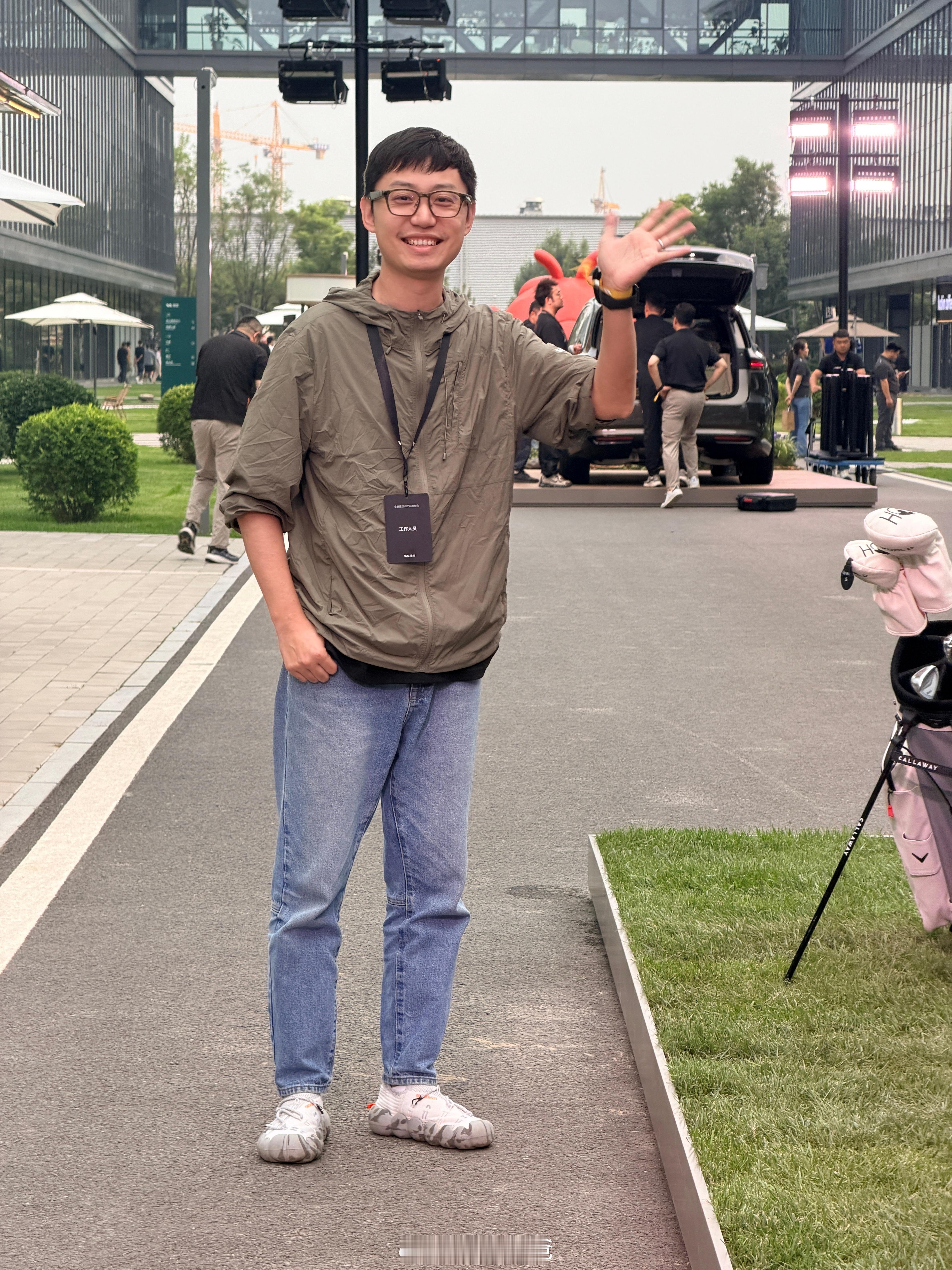 看看抓到了谁，来给大家打个招呼吧，哈哈全新理想l8