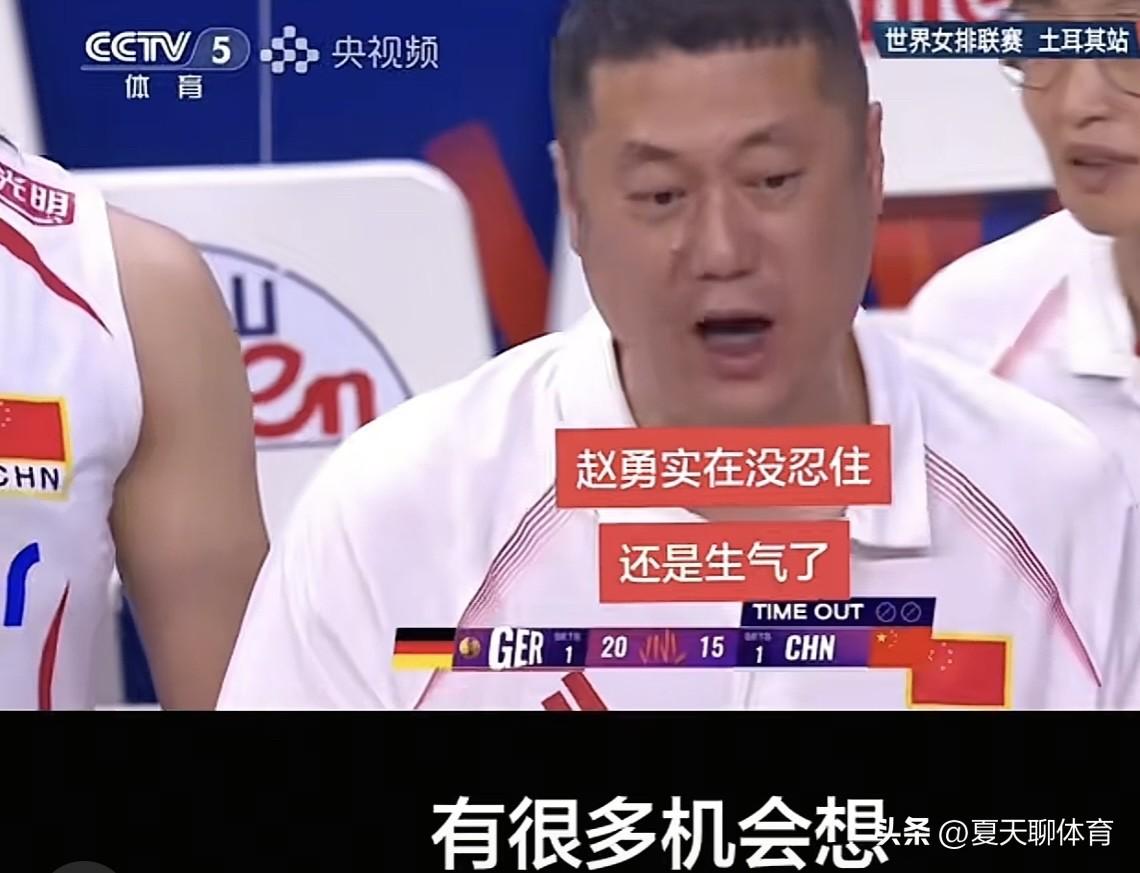 暖心一幕！王媛媛和龚翔宇暂停时化身暖心教练，鼓励小妹妹们！这是在昨晚上打德国女排