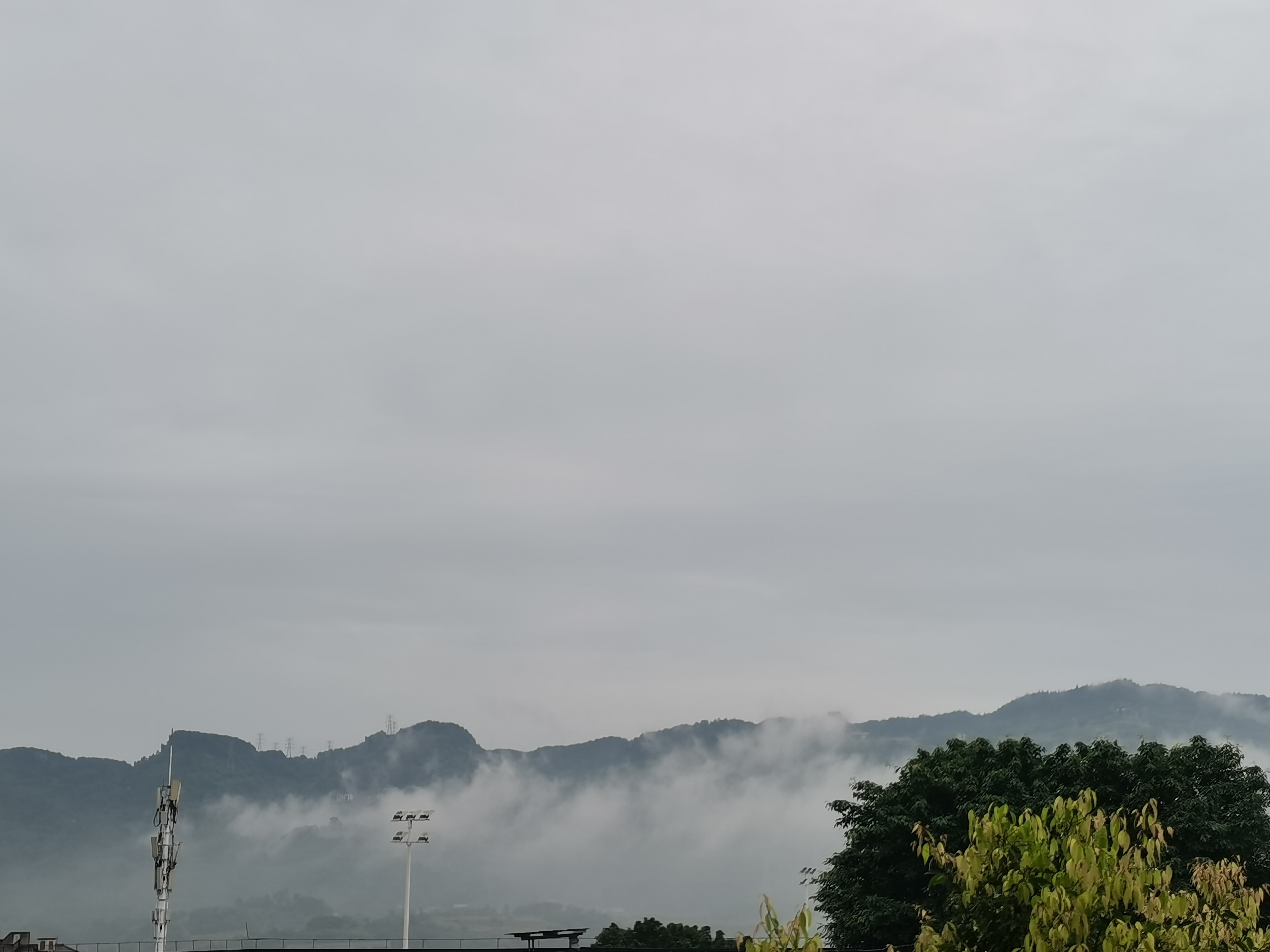 你敢信这是六月底快七月的重庆，早上穿短袖出门甚至还觉得有一丢丢冷🥶，重庆，你敢