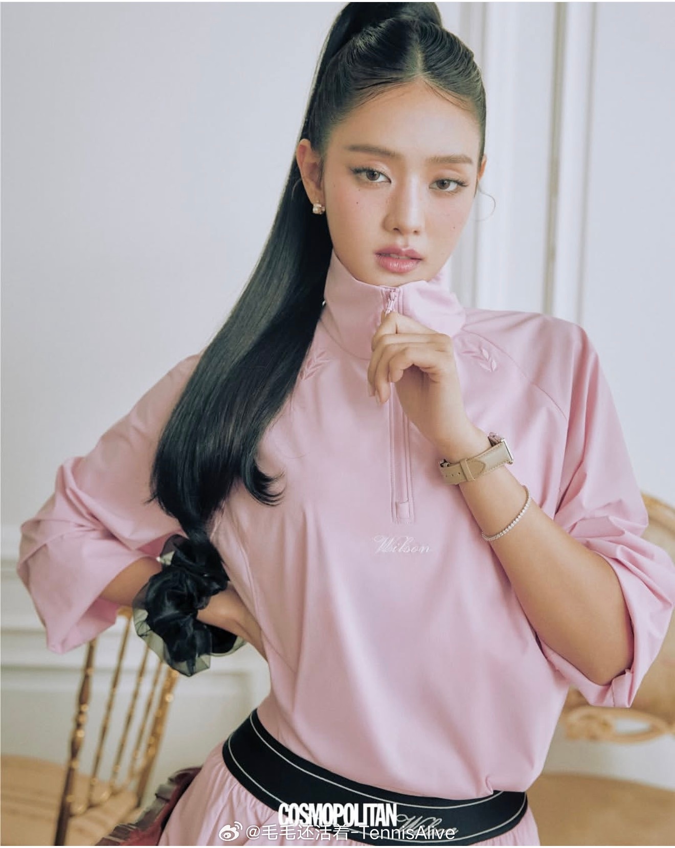 韩国女团idle的成员米妮穿网球装备登杂志封面。 