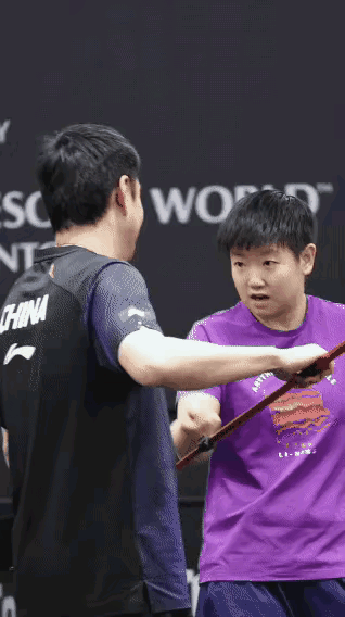 新加坡大满贯训练馆里，
孙颖莎和教练Coco这一幕，
看着太有意思了。
 
莎莎