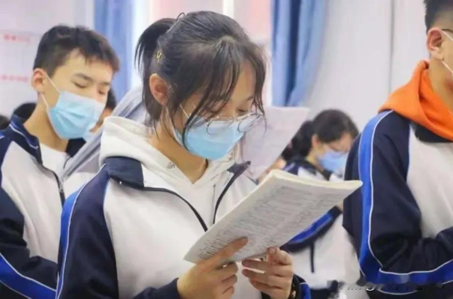 #给即将上大学的孩子一句寄语#

致即将步入大学的儿子（女儿）

亲爱的孩子，恭