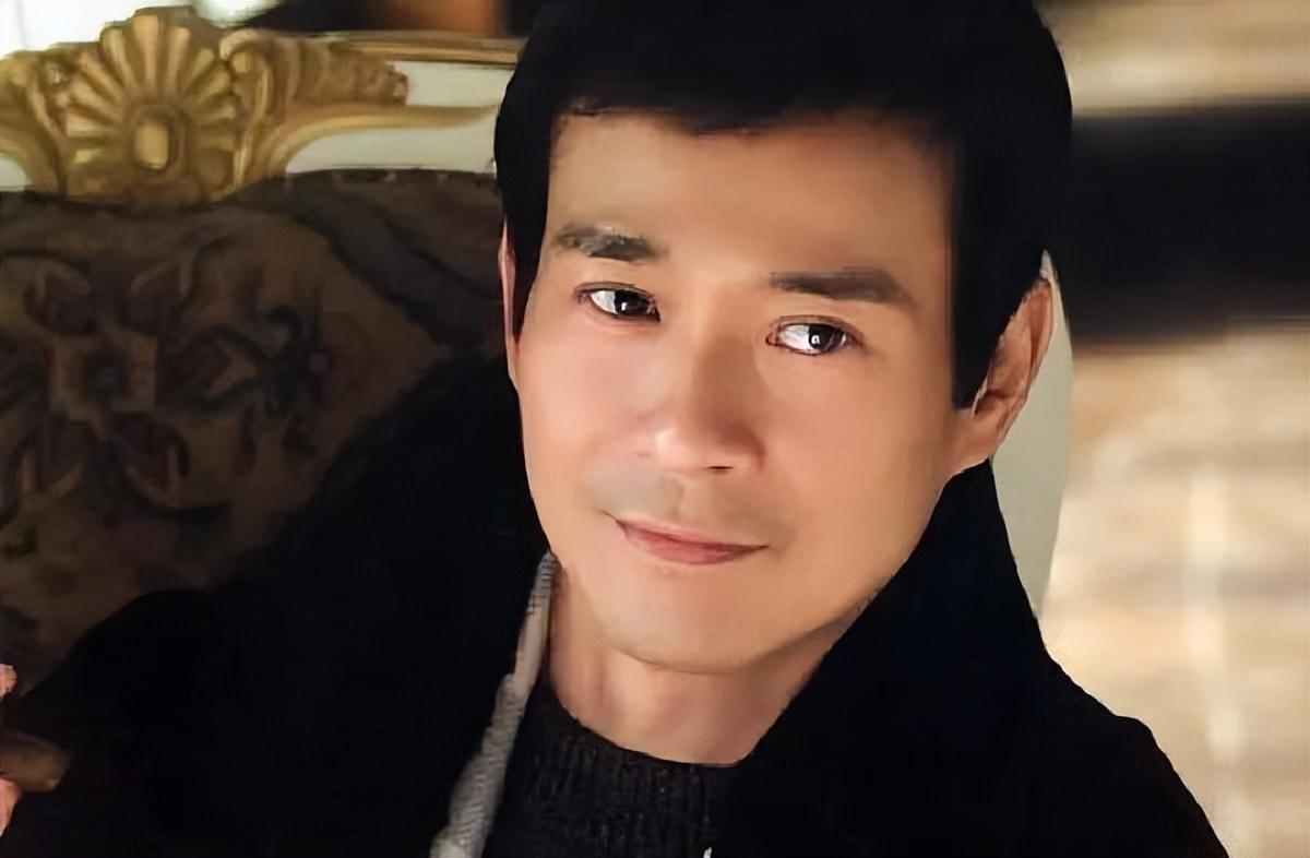 郑少秋做父亲有多失职？长女自杀、次女抑郁、三女叛逆
郑少秋有四个女儿，其中长女郑