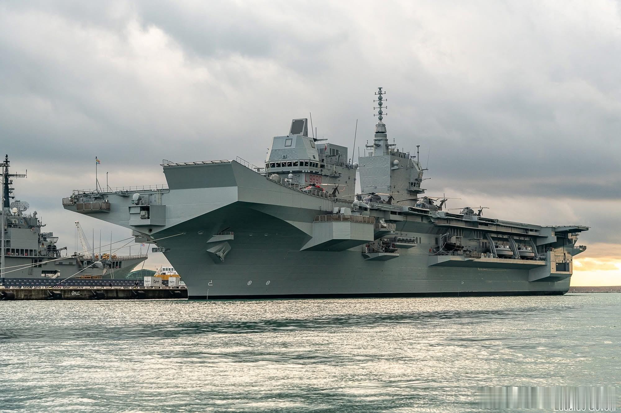 意大利海军的里雅斯特号两栖攻击舰，摄于2024年的利沃诺。这个角度看还是很结实的