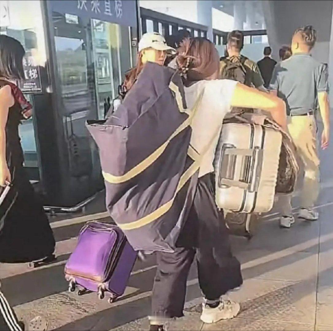 贵州女孩独自上大学，行李箱突然爆开，她抱箱子就跑，看哭路人！ ​​​