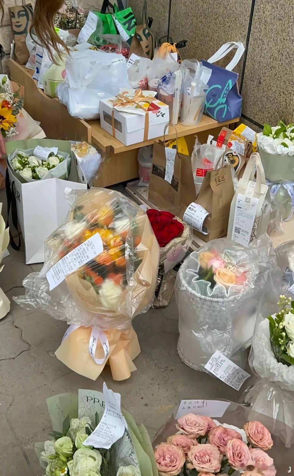 到底是谁发明520这种节日的？今天公司楼下的外卖架上全是鲜花和蛋糕，就是找不到我