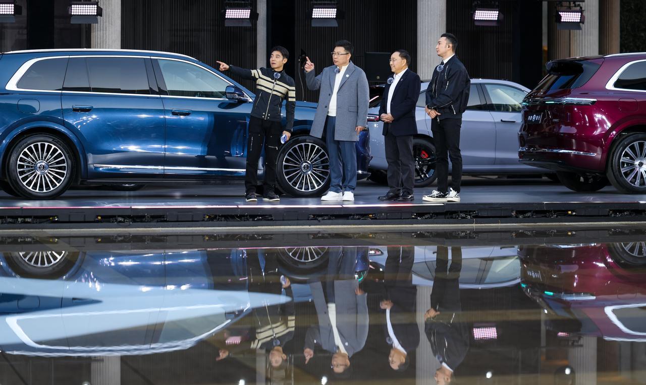 鸿蒙智行月交付破8万，不是靠运气，是模式赢了
11月，鸿蒙智行全系交付81,86