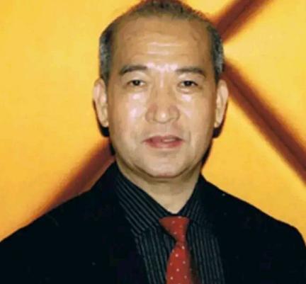 他放弃中国国籍，转头加入英国。在英国，他打扮成乞丐，四处捡废品，引人嘲笑。谁料2