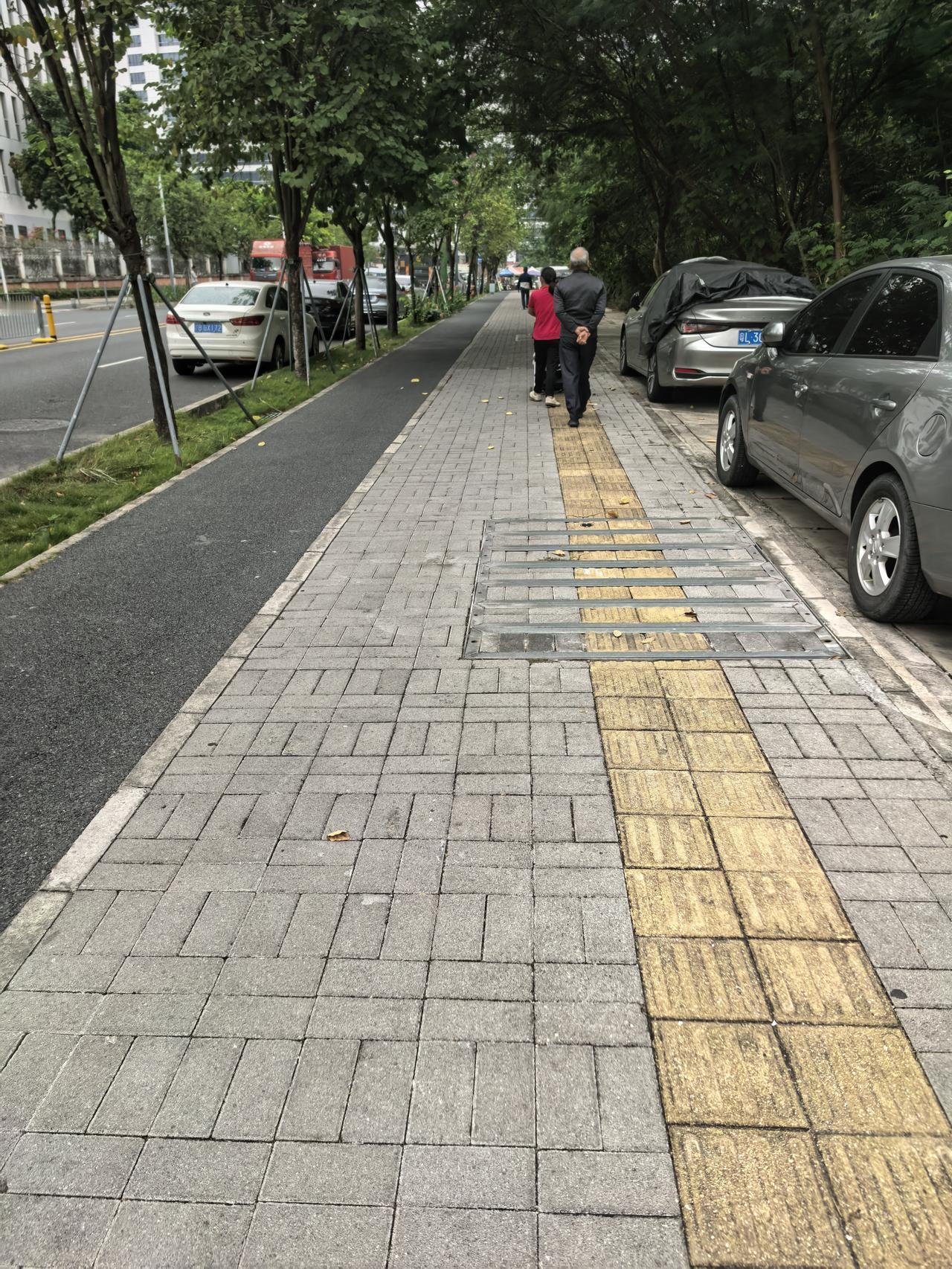 你问我答人老了为什么总爱背着手走路？